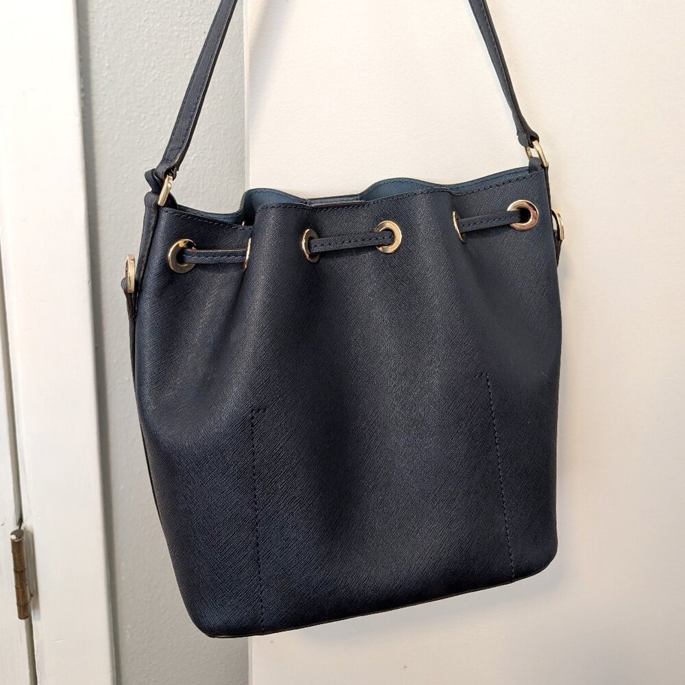 Michael Kors Bucket Bag with Detatchable Crossbody Strap & Matching Wristlet - Picture 4 of 12